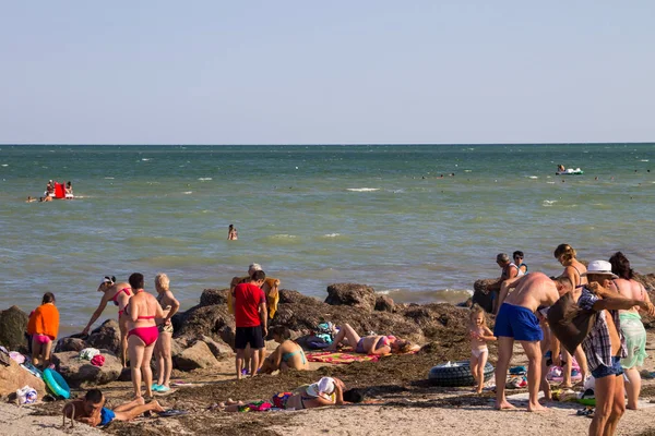 Nieznanych ludzi cieszyć się nad morzem plaża Morza Azowskiego — Zdjęcie stockowe