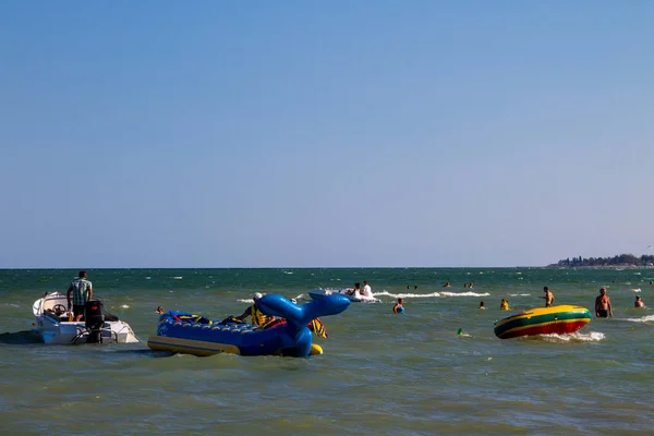 Неизвестные веселятся в Азовском море — стоковое фото