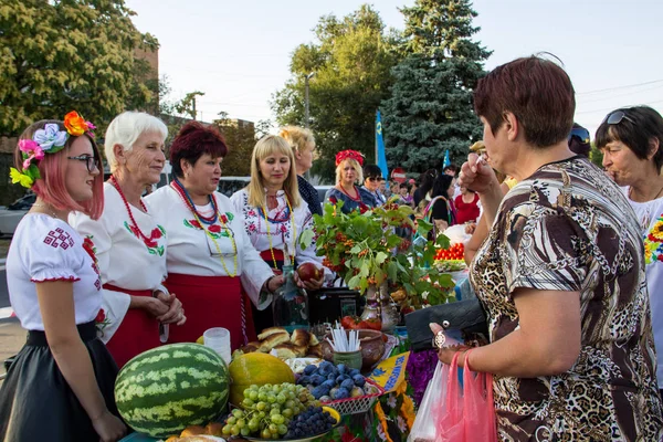 Treat insanlar ulusal yemekleri ile festivalin konuğu