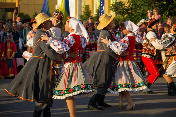 Dançarinos em roupas tradicionais ucranianas durante o festival — Fotografia de Stock