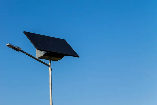 Energia elettrica ecologica dal pannello solare utilizzato per stree — Foto Stock