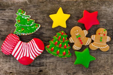 Ahşap masa üzerinde şenlikli lezzetli Noel kurabiyeleri. Üstten Görünüm