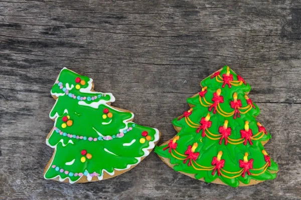 Weihnachten Lebkuchen in Form eines Weihnachtsbaums auf rustikalem Holz — Stockfoto