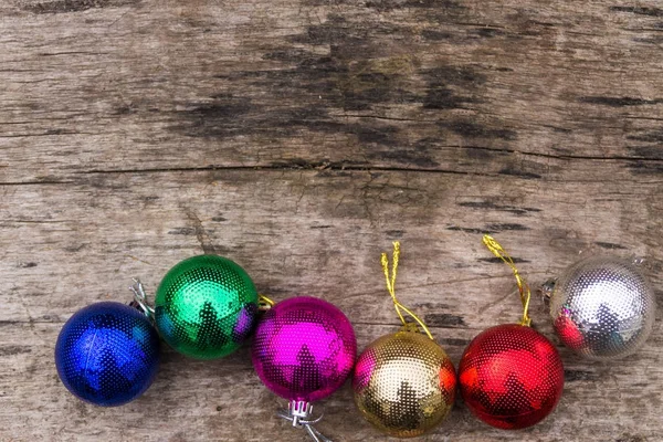 Farbige Weihnachtsdekoration auf rustikalem Holztisch — Stockfoto