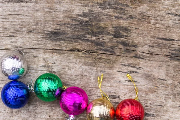 Decoraciones de Navidad de colores en la mesa de madera rústica —  Fotos de Stock