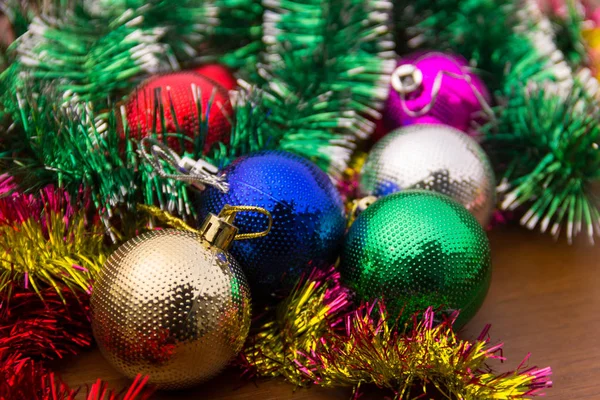 Weihnachtsdekoration mit bunten Weihnachtskugeln und Lametta — Stockfoto