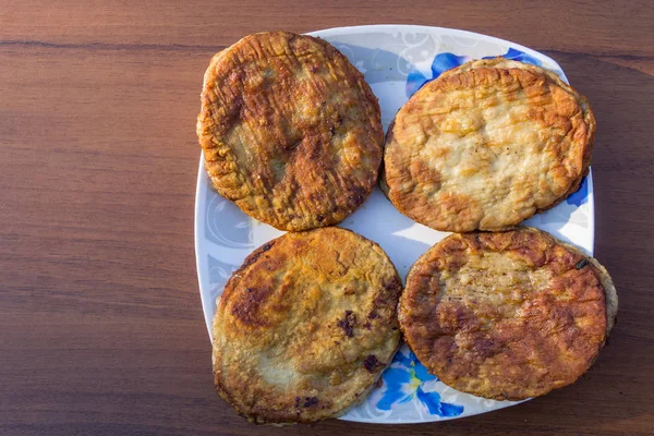 Fried cutlets in a plate on wooden table. Top view — Stock Photo, Image