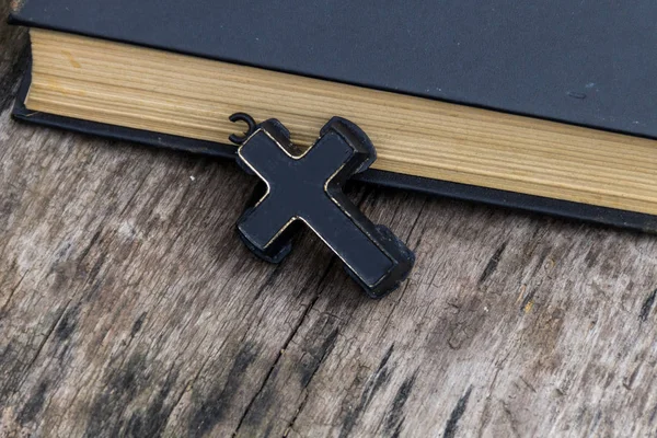 Cruz Cristiana y Santa Biblia en la vieja mesa de madera —  Fotos de Stock