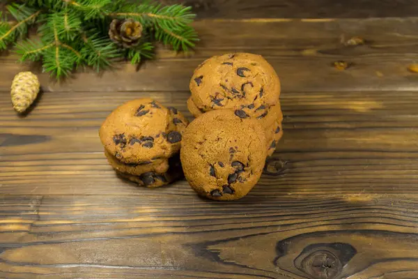 Kjeks med sjokoladebiter foran julepynt på tre – stockfoto