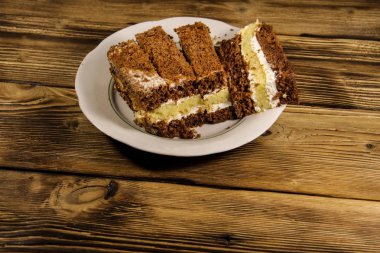 Ekşi krema pasta plaka üzerinde ahşap masa üzerinde