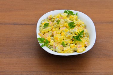 Geleneksel Rus salatası olivier ahşap tablo