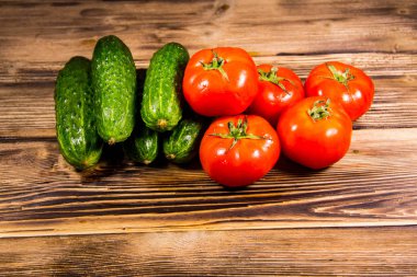 Tahta masada taze domates ve salatalık.