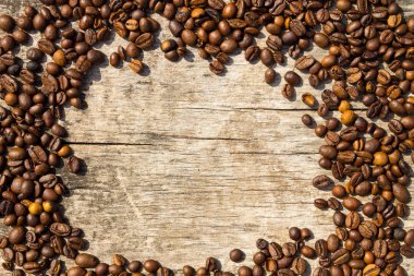 Kahve çekirdeği çerçevesi grunge ahşap arka planda