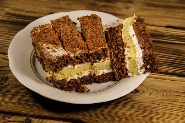 Torta alla panna acida su piatto su tavolo di legno — Foto Stock