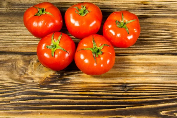 Dojrzałe czerwone pomidory na drewnianym stole — Zdjęcie stockowe