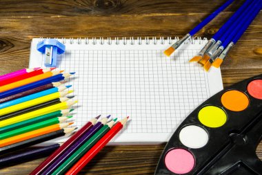 Ahşap arka plan üzerinde çizim araçları kümesi 