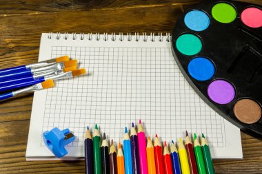 Ahşap arka plan üzerinde çizim araçları kümesi 