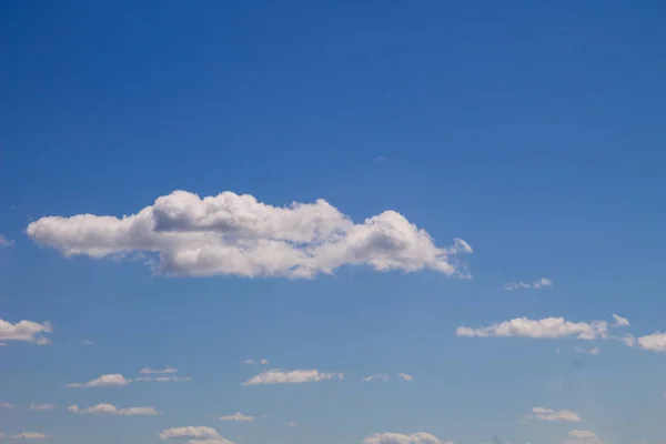 Weiße Wolken am blauen Himmel — Stockfoto