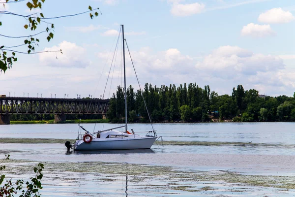 Yate de vela blanco en el río Dnieper —  Fotos de Stock