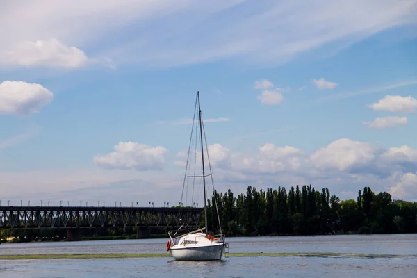 Yate de vela blanco en el río Dnieper —  Fotos de Stock