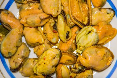 Bir plaka üzerinde lezzetli turşusu midye 