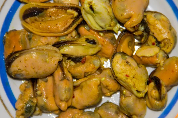 Cozze messe sotto aceto saporite su un piatto — Foto Stock
