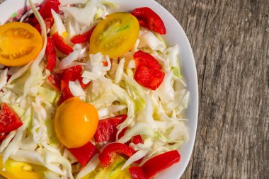 Rustik ahşap masa üzerinde taze sebze salatası