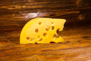 Ahşap arka plan üzerinde peynir parçası