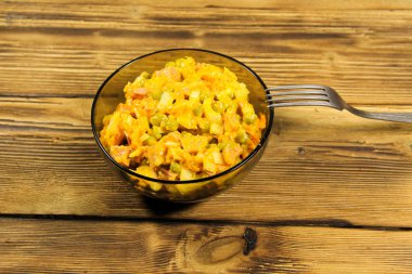 Sosis, bezelye, havuç ve soğan ile mayonez salatası 