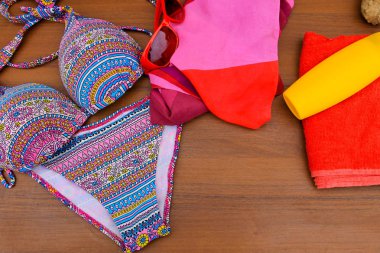 Ahşap arka plan üzerinde beachwear kümesi