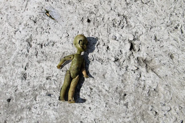 灰色のコンクリート床に放棄された古い壊れた人形 — ストック写真