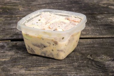 Çiğ domuz eti Marine sosu açık ızgara hazır