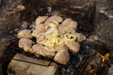 Baharatlı Çiğ domuz eti ızgara açık. Şiş kebap hazırlanması