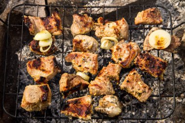 Domuz eti ızgarada kavurma. Kömürlerin, Barbekü clo üzerinde et