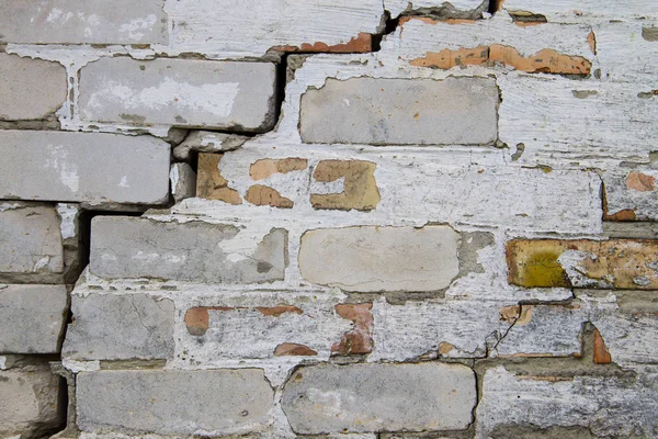 Achtergrond van de oude gebarsten bakstenen muur — Stockfoto