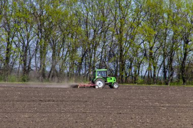 İlkbaharda traktör ekimi