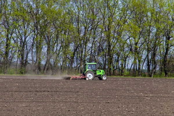 İlkbaharda traktör ekimi