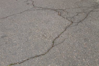 Asfalt zemininde çatlaklar olan doku