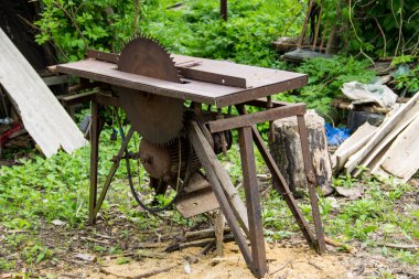 Eski kereste fabrikası paslı daire testere 