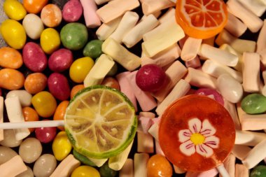 Arka plan renkli şekerler, lolipop ve şekerleme 