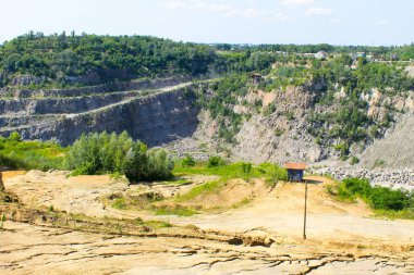 Granit ocağındaki maden kaynaklarının çıkarılması