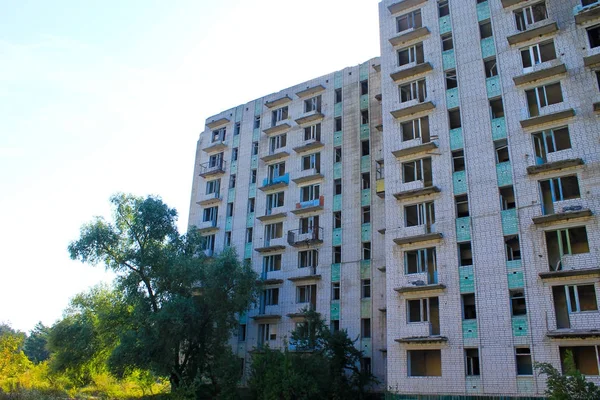 Edifício de vários andares abandonado na Ucrânia — Fotografia de Stock