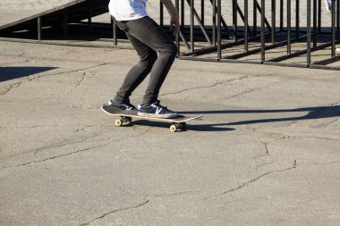 Kaykaycı bacakları kaykay parkında sürüyor. 