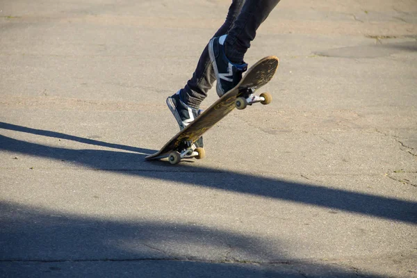 Skateboarder legs riding skateboard at skatepark — Stock Photo, Image