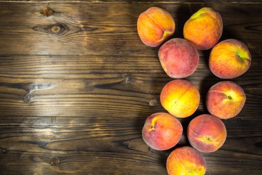 Tahta masada olgun şeftaliler