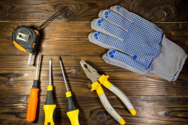 Ahşap arka planda çalışma araçları kümesi