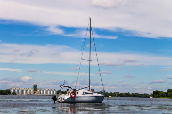 Yate de vela blanco en el río Dnieper —  Fotos de Stock