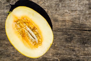 Kavun rustik ahşap arka plan üzerinde yarısı