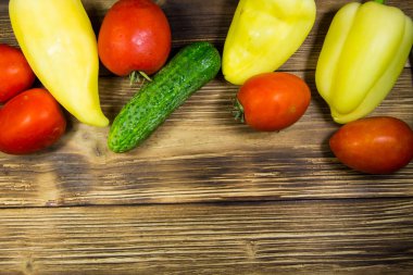 Domates, salatalık ve biber ahşap arka plan üzerinde