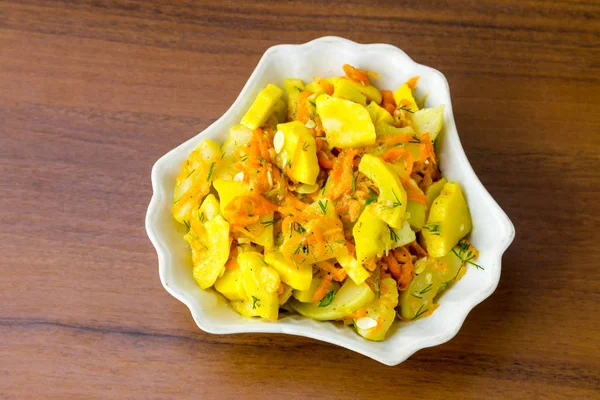 Salat aus marinierten Zucchini mit Karotten und Gewürzen — Stockfoto